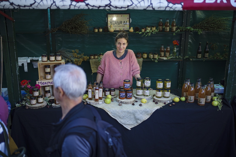 El puesto de ‘Garai kontserbak’ en la feria de esta lunes.