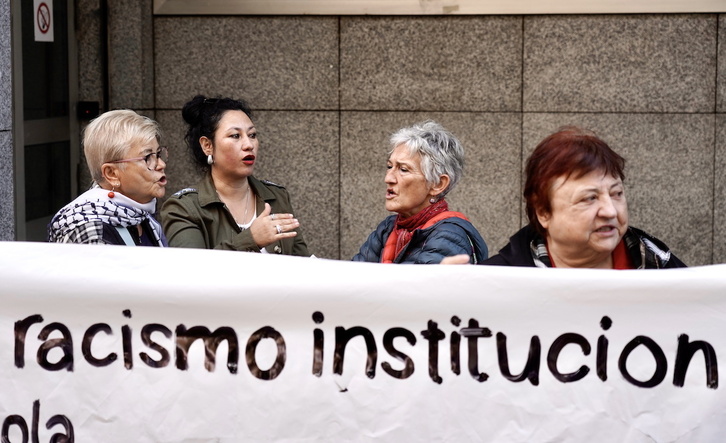 Silvia, segunda por la izquierda, en la concentración ante la Audiencia Provincial esta mañana.