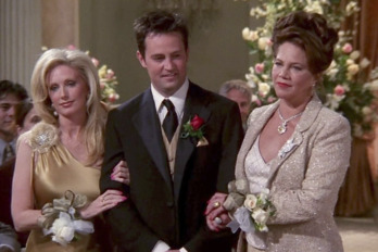 Matthew Perry, Kathleen Turnerren ondoan ‘Friends’en atal gogangarri batean.