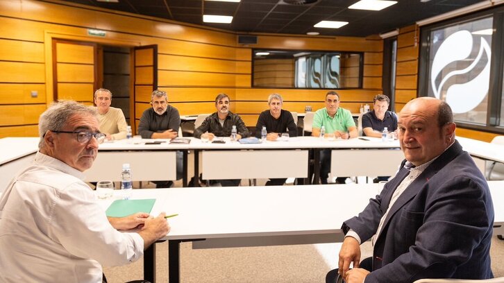 El burukide Joseba Aurrekoetxea y el presidente del PNV, Andoni Ortuzar, frente a los representantes sindicales.