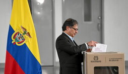 El presidente colombiano, Gustavo Petro, deposita su voto en las elecciones del domingo.