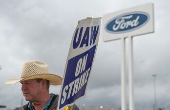 Un trabajador de la UAW ante una fábrica de Ford en Wayne, Michigan, durante la huelga.
