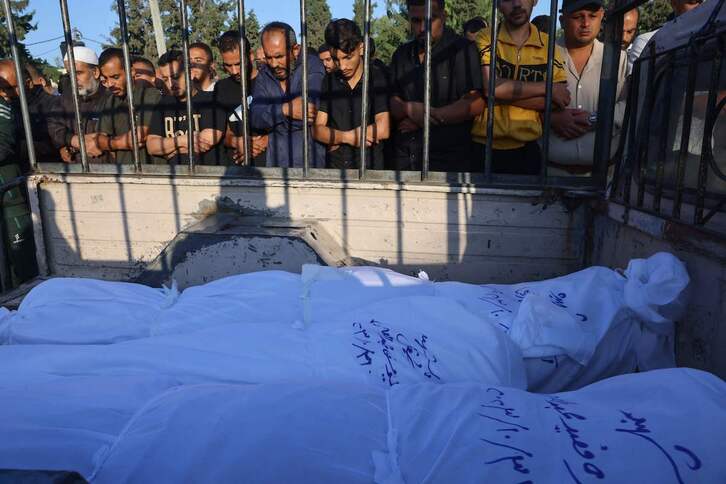 Palestinos lloran a sus allegados muertos en Ciudad de Gaza.