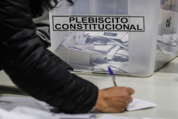 Las encuestas tampoco son demasiado halagüeñas para la nueva propuesta de Constitución. 