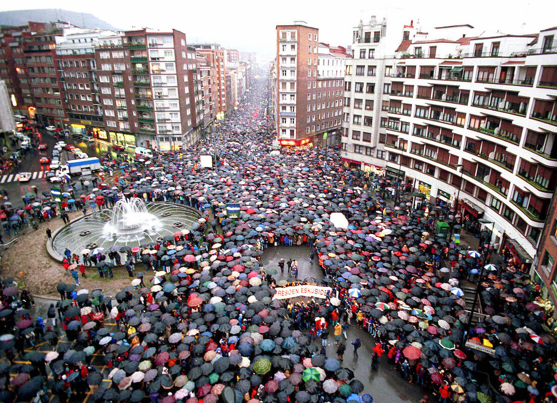 1999ko urtarrilaren 9ko manifestazioaren irudia, Zabalburutik hartuta.