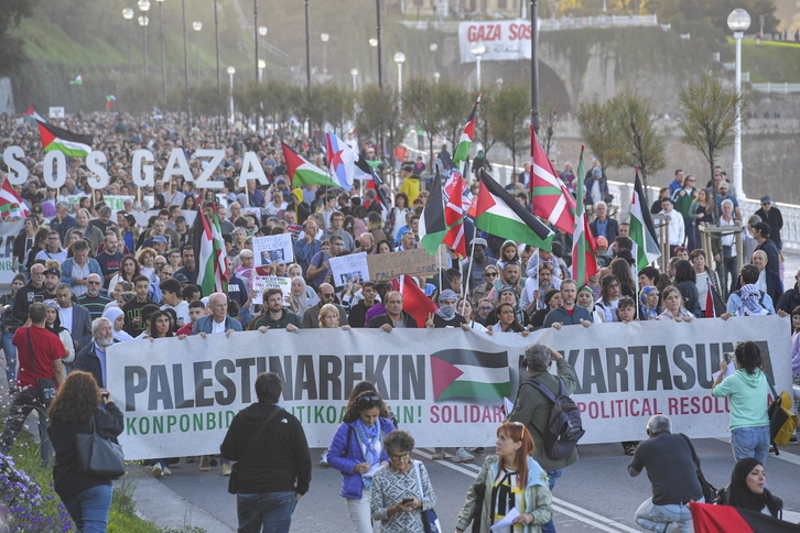 Urriaren 21ean 30.000 manifestari bildu ziren Donostian, Palestinako su etenaren eta konponbide politikoaren alde.