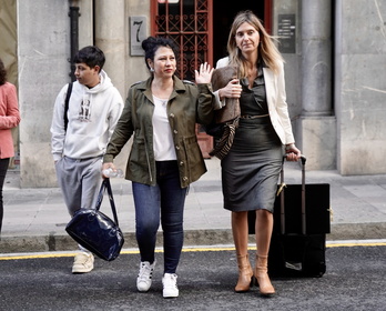 Silvia, a la izquierda, junto a su abogada, Agatha Libano, llegando este lunes a la Audiencia Provincial de Bizkaia.