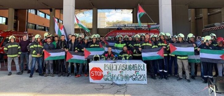 Bomberos de Nafarroa se han concentrado para mostrar su solidaridad con Gaza.