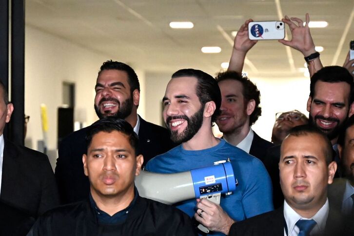 El presidente de El Salvador, Nayib Bukele, en el centro, sonríe a las puertas de Tribunal Supremo Electoral (TSE), donde el 26 de octubre presenstó sus credenciales para un segundo mandato.