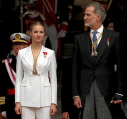 Leonor de Borbón, junto a su padre, Felipe de Borbón, durante el acto de ayer.