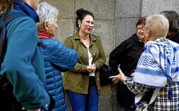 Silvia, en el centro, arropada por varias amigas antes de la sesión del lunes.