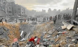 Palestinos buscan supervivientes en el cráter del bombardeo sobre el campo de refugiados de Yabalia.