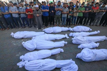 Cadaveres palestinos envueltos en sudarios en el exterior del hospital Al-Aqsa, en Gaza.