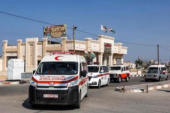 Ambulancias egipcias cruzan el paso de Rafah.