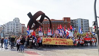 Concentración contra el bloqueo a Cuba ante el Consistorio bilbaino.