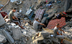 Palestinos sobre los restos de las viviendas destruidas del campo de Yabalia.