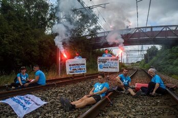 Nueve activistas tomaron parte en el bloqueo de la vía férrea a la altura de la localidad landesa de Bokale.