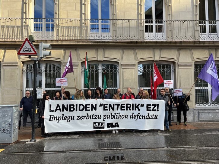 Concentración de trabajadores de Lanbide ante el Parlamento de Gasteiz.