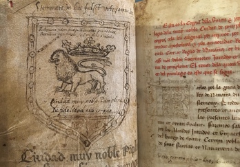 Peculiar león que aparece en el escudo que preside una copia del Privilegio de la Unión realizado en formato libro en 1533.