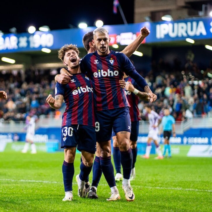 La goleada al Valladolid aupó al Eibar al segundo puesto, que mañana defiende en Cornellà.