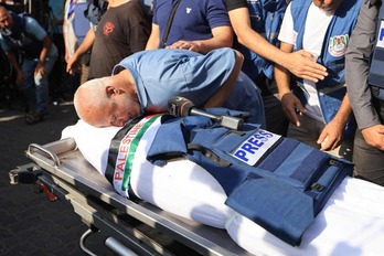 El chaleco y el micrófono de Mohamed Abu Hatab, colocados sobre su cadáver.
