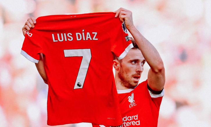 Diogo Jota, futbolista del Liverpool, mostró esta camiseta en apoyo a su compañero el pasado fin de semana. 