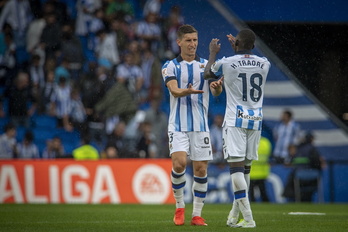 Aihen Muñoz se saluda con Traoré en un partido de esta temporada. 