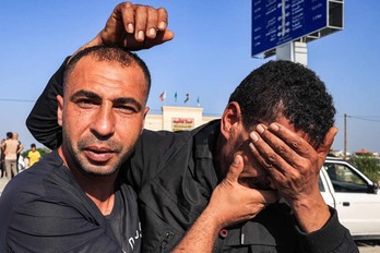 Dos de los trabajadores, conmovidos por las noticias al regresar a Gaza.