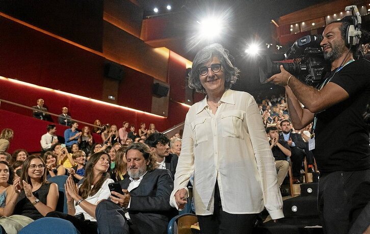 La directora donostiarra Isabel Herguera se dispone a recoger el Premio Irizar al cine vasco por «El sueño de la sultana», su primer largometraje, en la gala de clausura de la última edición de Zinemaldia.