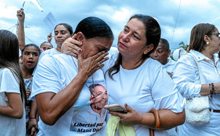 Cilenis Marulanda, madre del jugador del Liverpool Luis Díaz, consolada en una manifestación por la libertad de su marido.