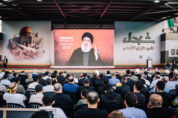 Partidarios de Hassan Nasrallah siguen atentos el discurso del secretario general de Hezbolá.