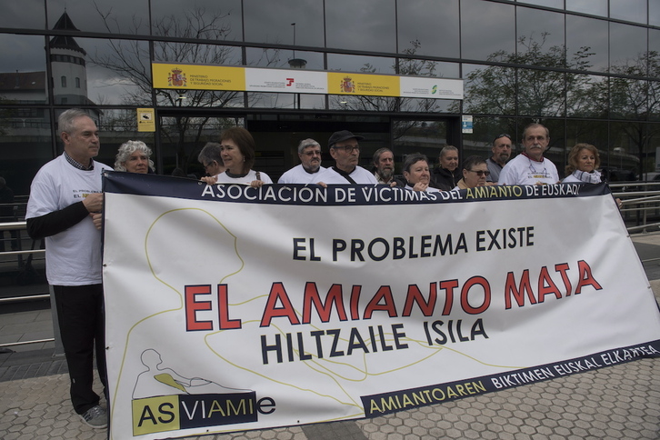 Imagen de archivo de una concentración de Asviamie frente la sede del INSS en Donostia.
