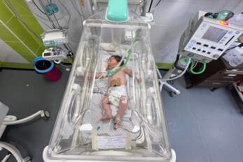 Un bebé de dos días en una incubadora en un hospital de Rafah.