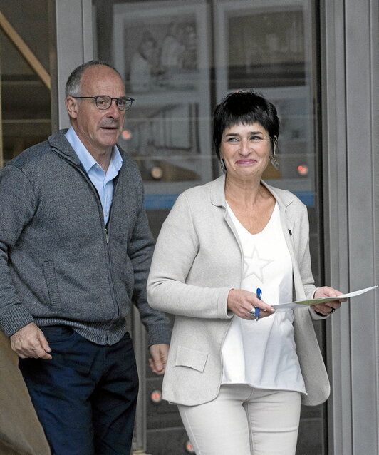 Adolfo Araiz junto a Laura Aznal tras la reunión con el Ejecutivo navarro en Iruñea.