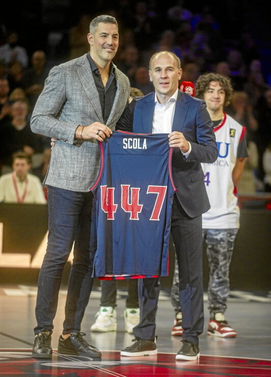 Fiesta con Scola y tras el final del partido.