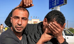 Irudian, Gazara itzuli ondoren albisteek hunkituta utzi zituzten bi langile.