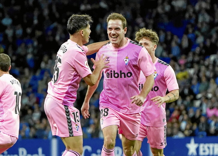 Bautista celebra el primer gol de los armeros, que marcaba nada más empezar.