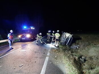 Los bomberos trabajan en el lugar del accidente.