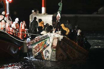 Decenas de personas en un cayuco son rescatadas a su llegada al muelle de La Restinga.