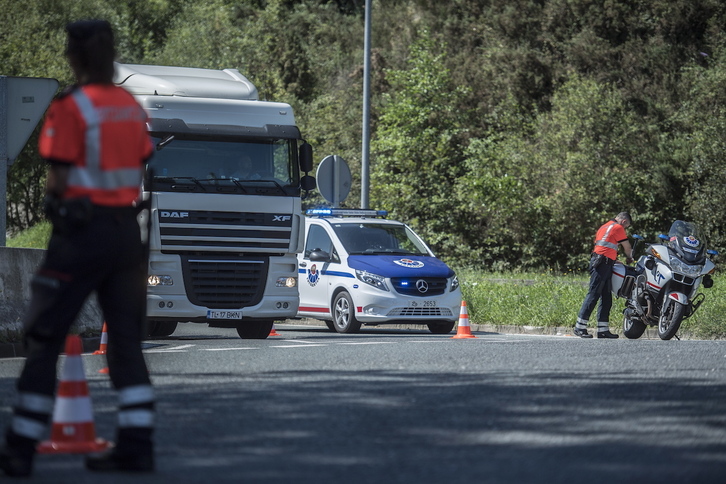 El accidente ha sucedido en la carretera N-121-A a su paso por Irun, que aparece en esta foto de archivo.