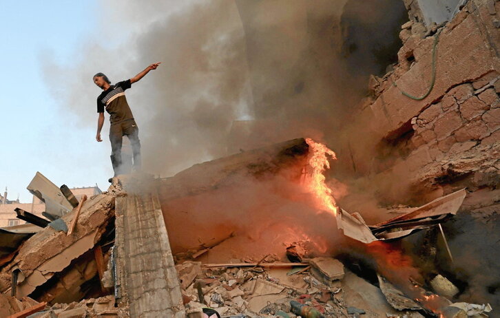 Fuego tras las bombas en Jan Yunis.