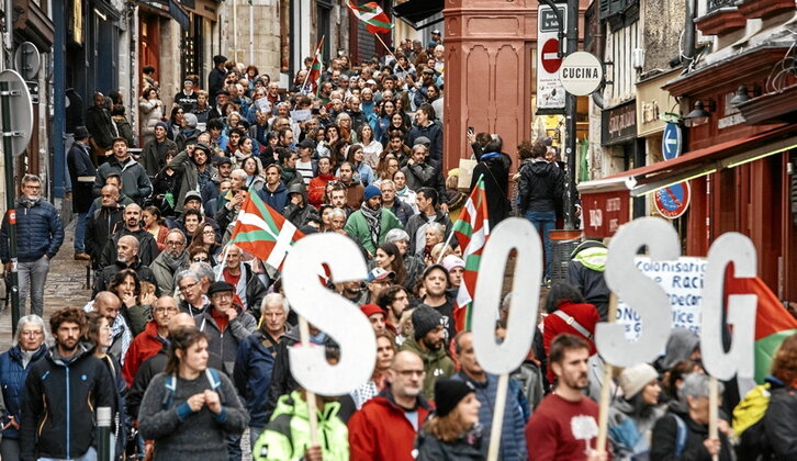 «SOS Gaza» osatu zuten manifestariek hizki erraldoiekin, atzo Baionan.