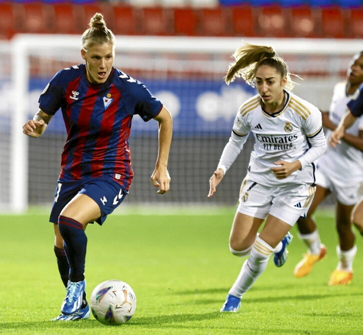 Annelie avanza con el balón perseguida por Carmona.