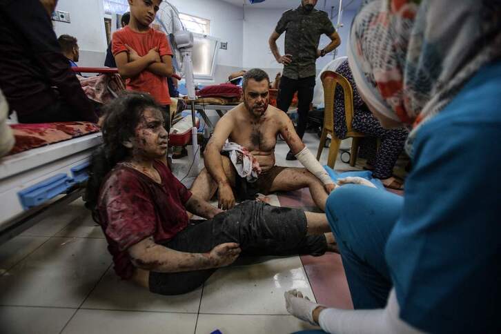 Menores y adultos heridos en un hospital de Gaza. 