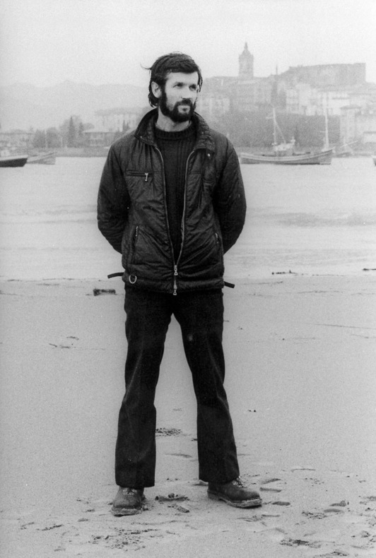 Javier Zumalde, en la playa de Hendaia en una foto de René Vital, publicada en ‘ETAren historia irudietan’, de la editorial Txalaparta.