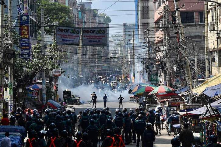 Bangladesheko Poliziak gas negar eragilea baliatu du langileak sakabanatzeko, Dhaka hiriburuan.