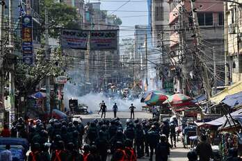 Bangladesheko poliziak gas negar eragilea baliatu du langileak sakabanatzeko, Dhaka hiriburuan.