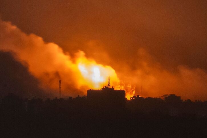 Bombardeo israelí sobre Gaza este domingo, sin electricidad ni comunicaciones.