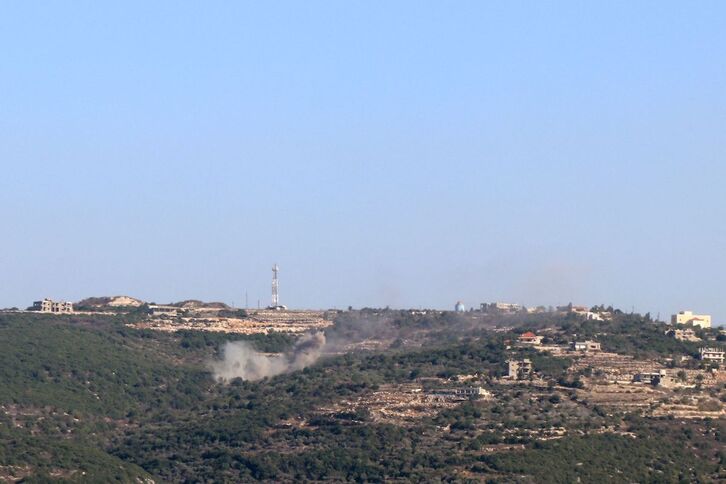 Kea Libanoko Marwahin herrixkaren kanpoaldean, Israelek jaurtitako misil baten ondorioz.