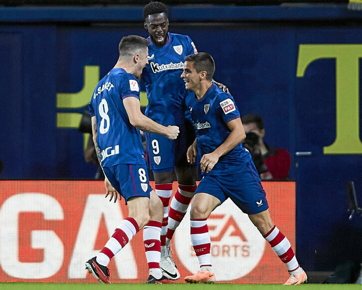 Sancet e Iñaki Williams se suman al festejo del estreno goleador en Primera de Galarreta.